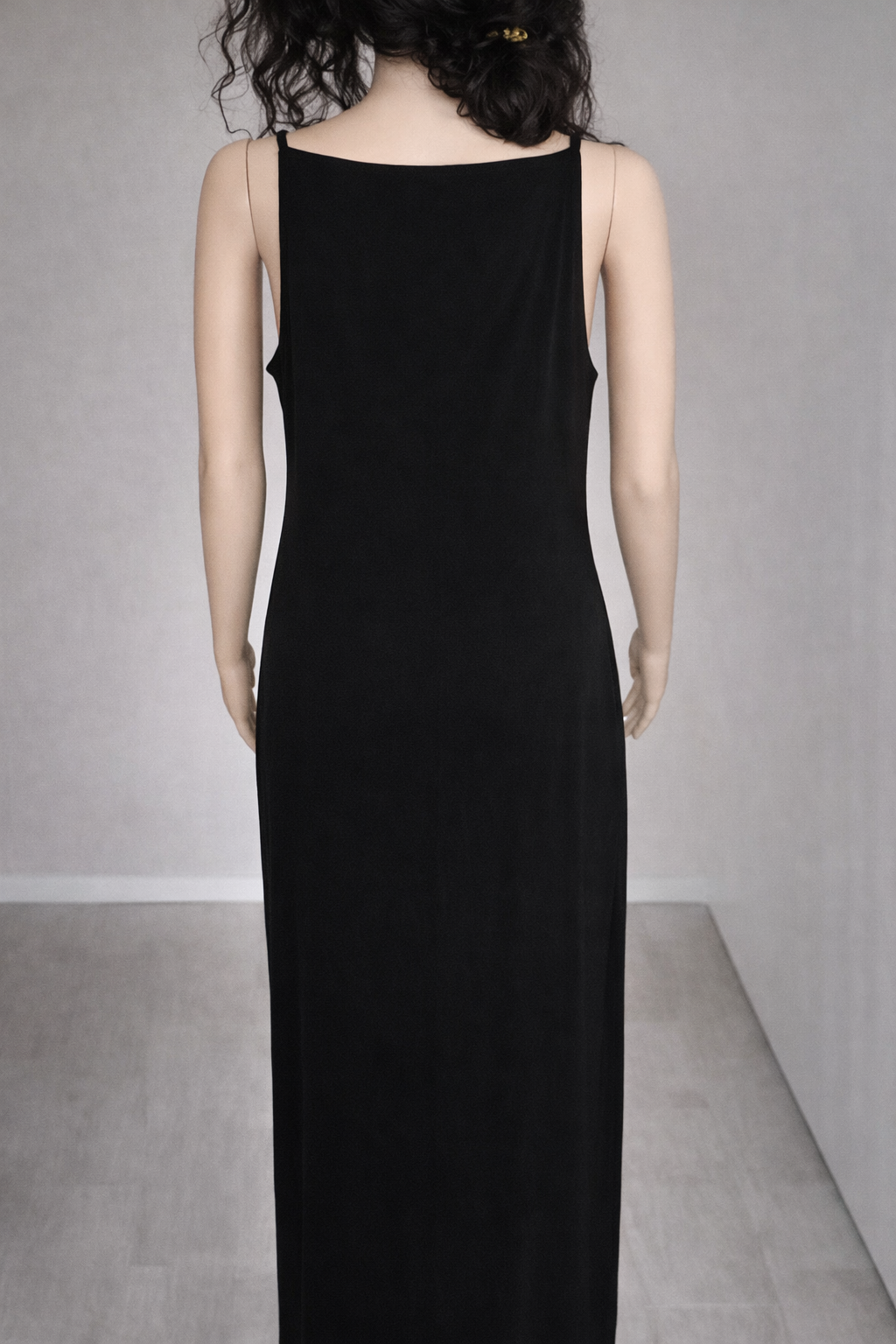 Robe Longue Noire Élégante — Col Drапé Sans Manches